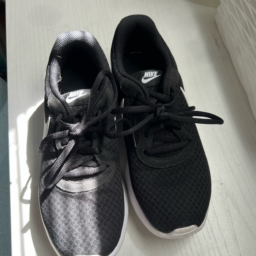 Women’s Nike tennis shoes